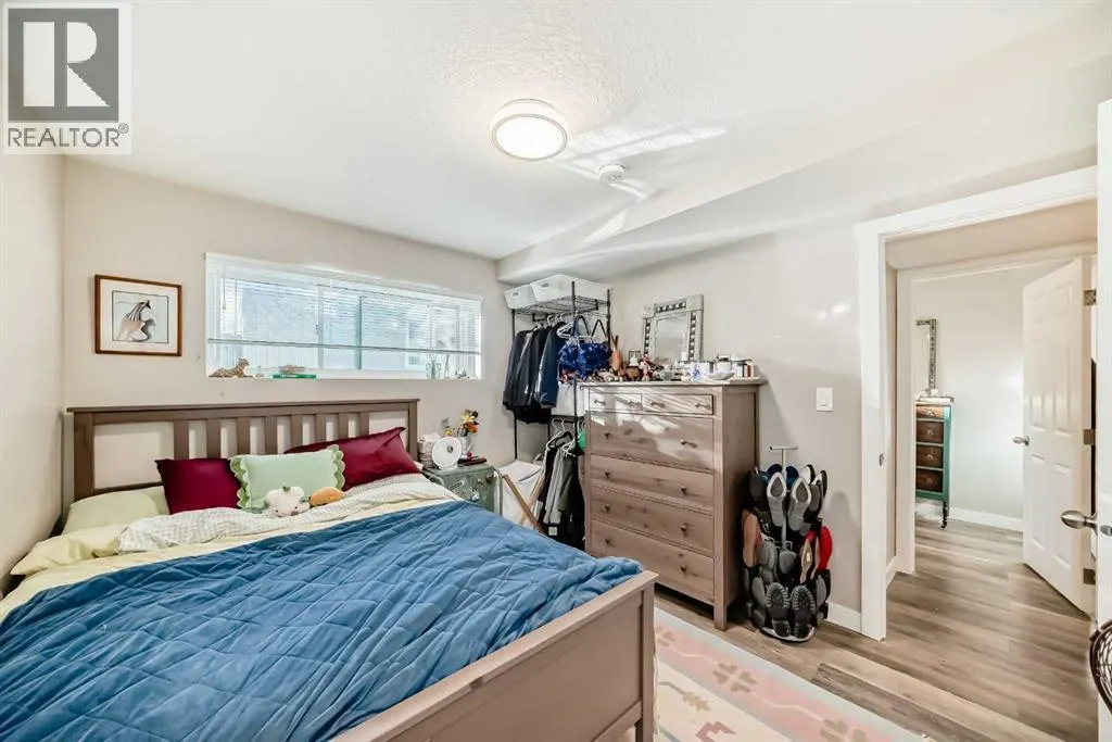 2037/2039 30 Street SW