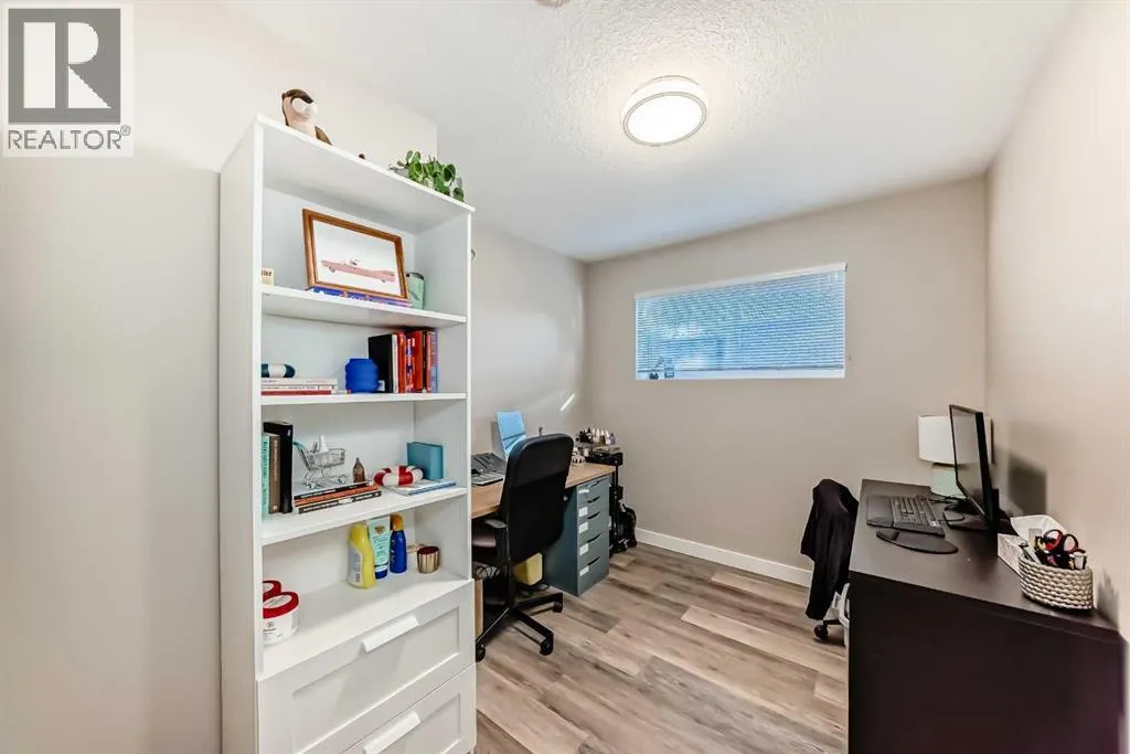 2037/2039 30 Street SW
