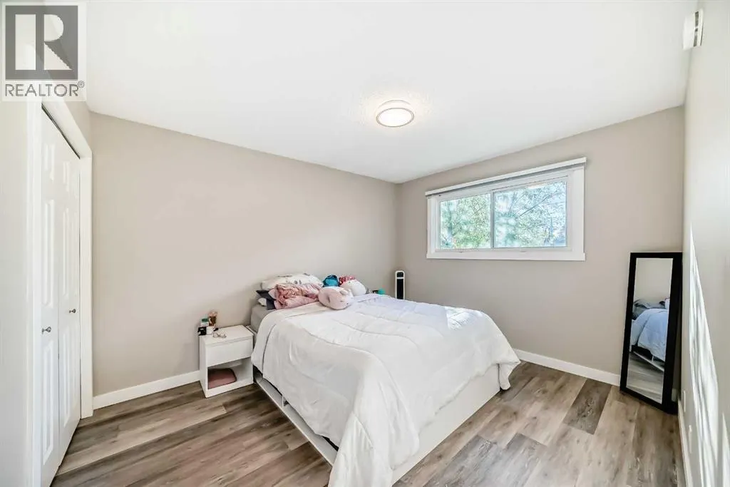 2037/2039 30 Street SW