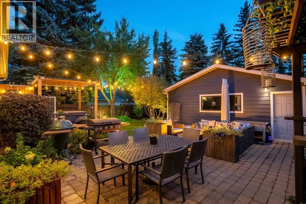 196 Lake Adams Crescent SE