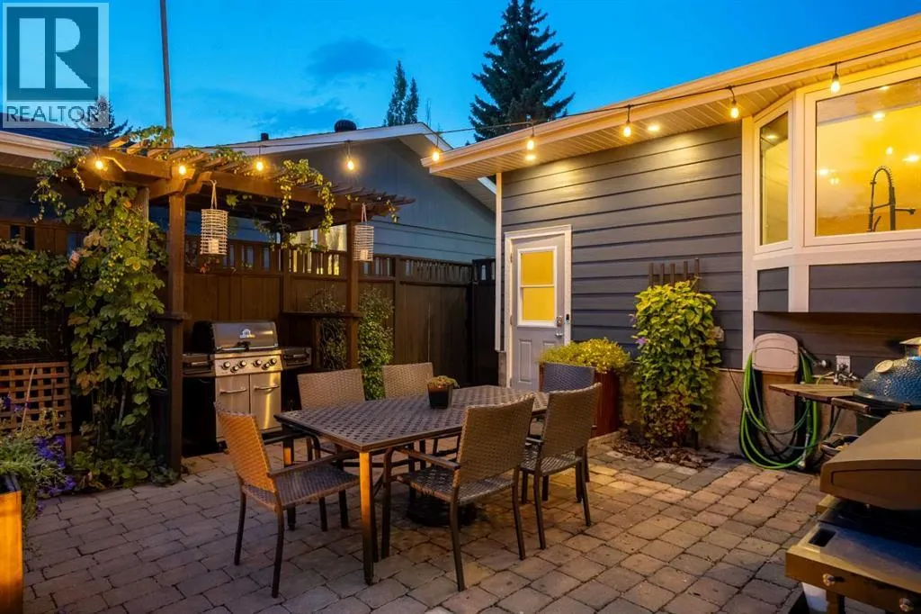196 Lake Adams Crescent SE