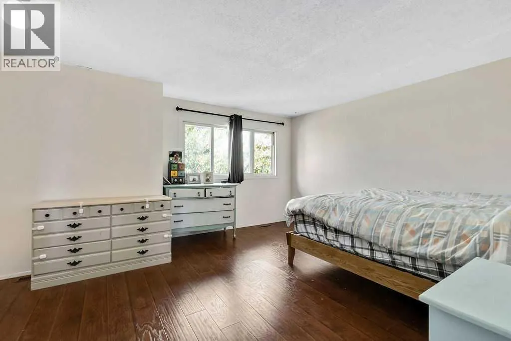 6 Queen Anne Close SE