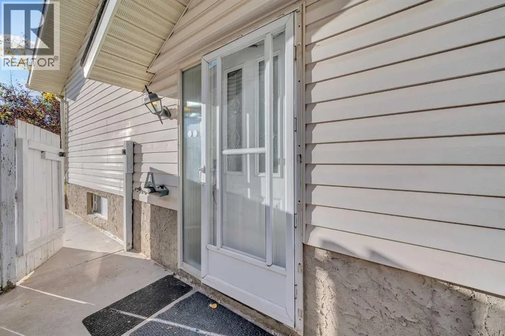 325 Woodvale Crescent SW