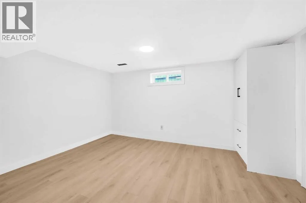 325 Woodvale Crescent SW