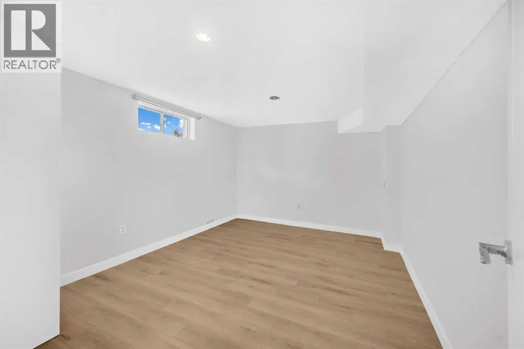 325 Woodvale Crescent SW