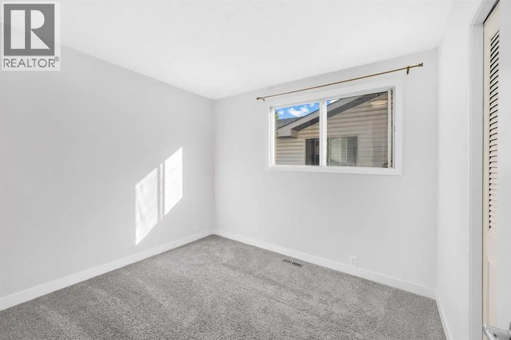 325 Woodvale Crescent SW