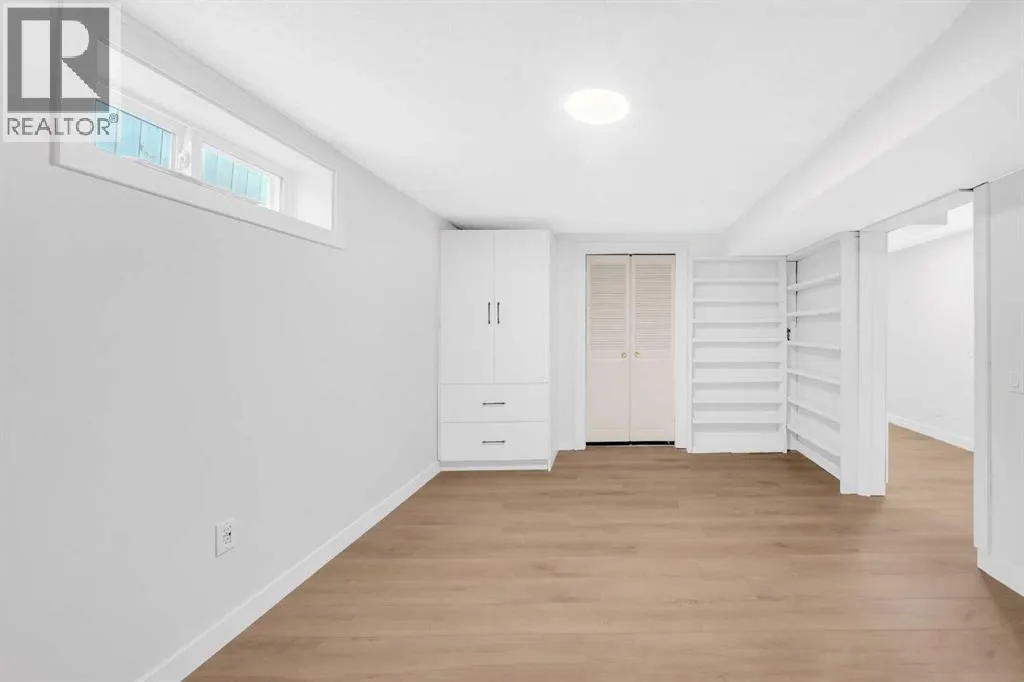 325 Woodvale Crescent SW