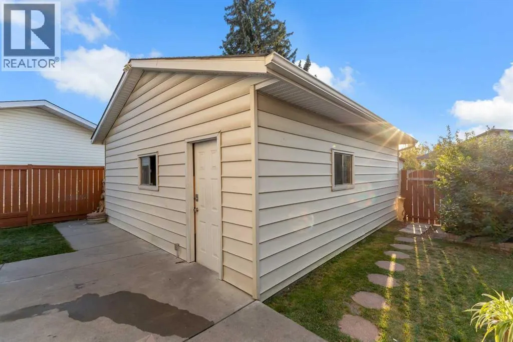 12 Templehill Bay NE