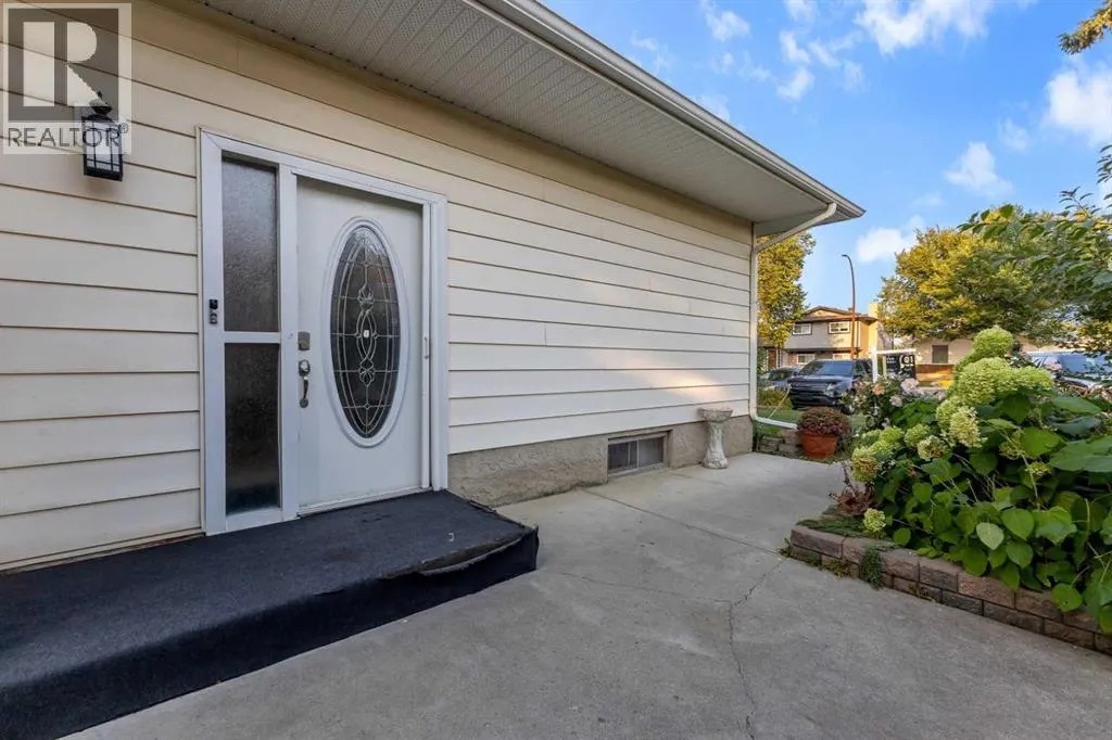 12 Templehill Bay NE