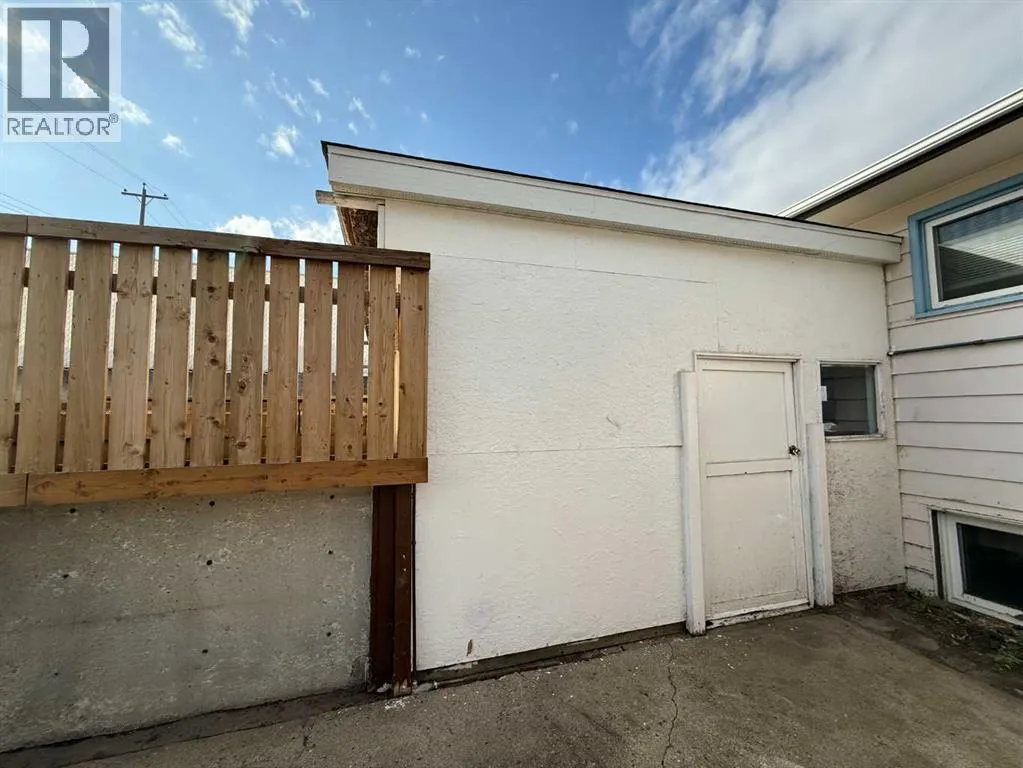 4413 43 Street