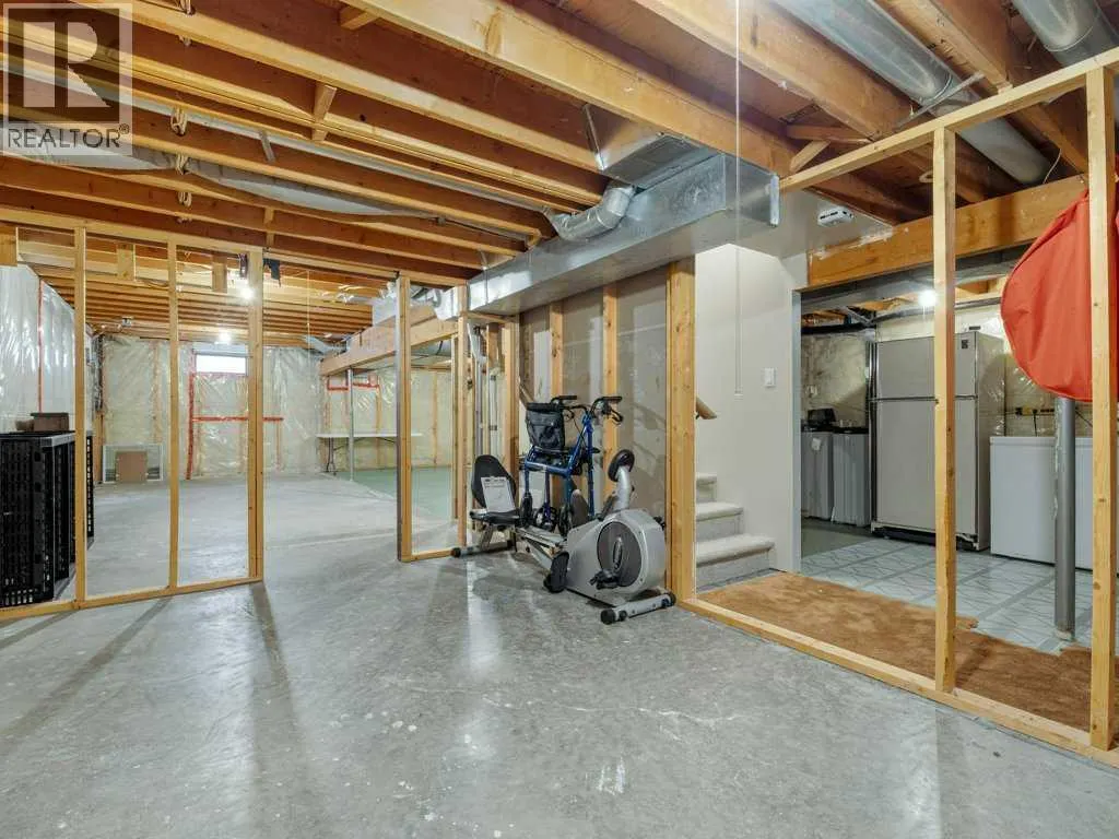 27 Erminerun Place N
