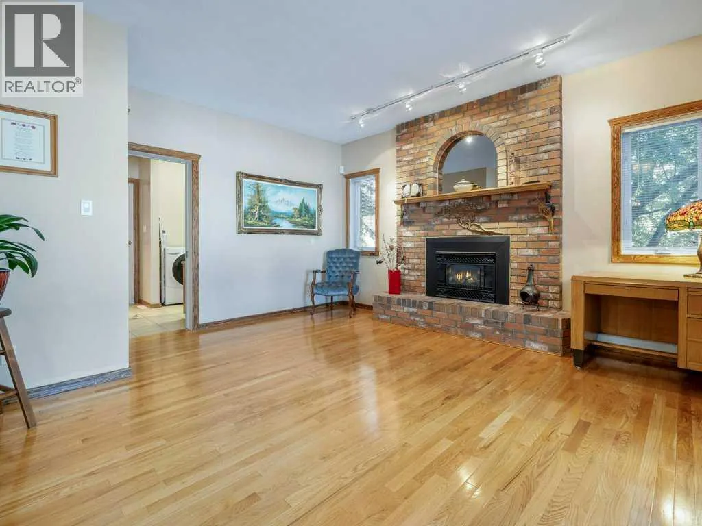 27 Erminerun Place N