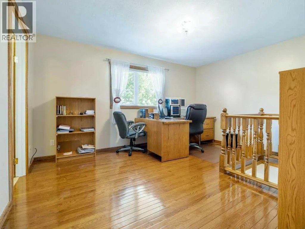 27 Erminerun Place N
