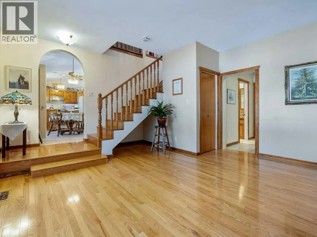 27 Erminerun Place N