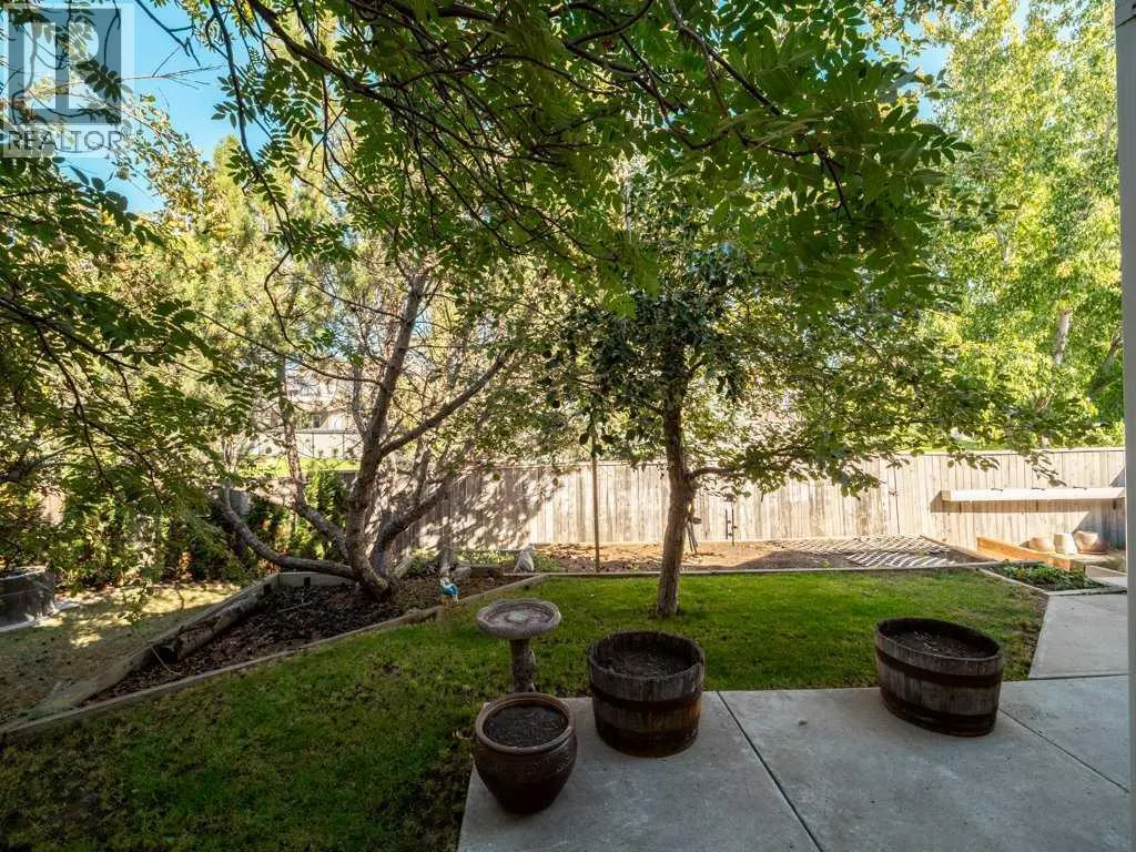 27 Erminerun Place N