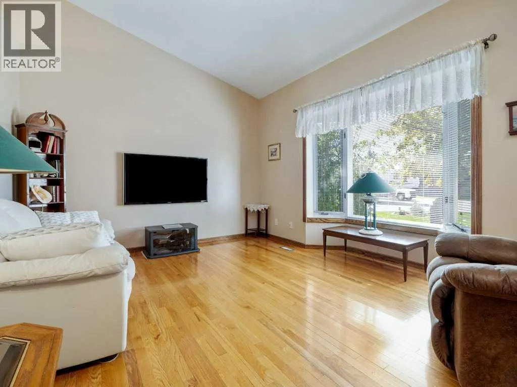 27 Erminerun Place N