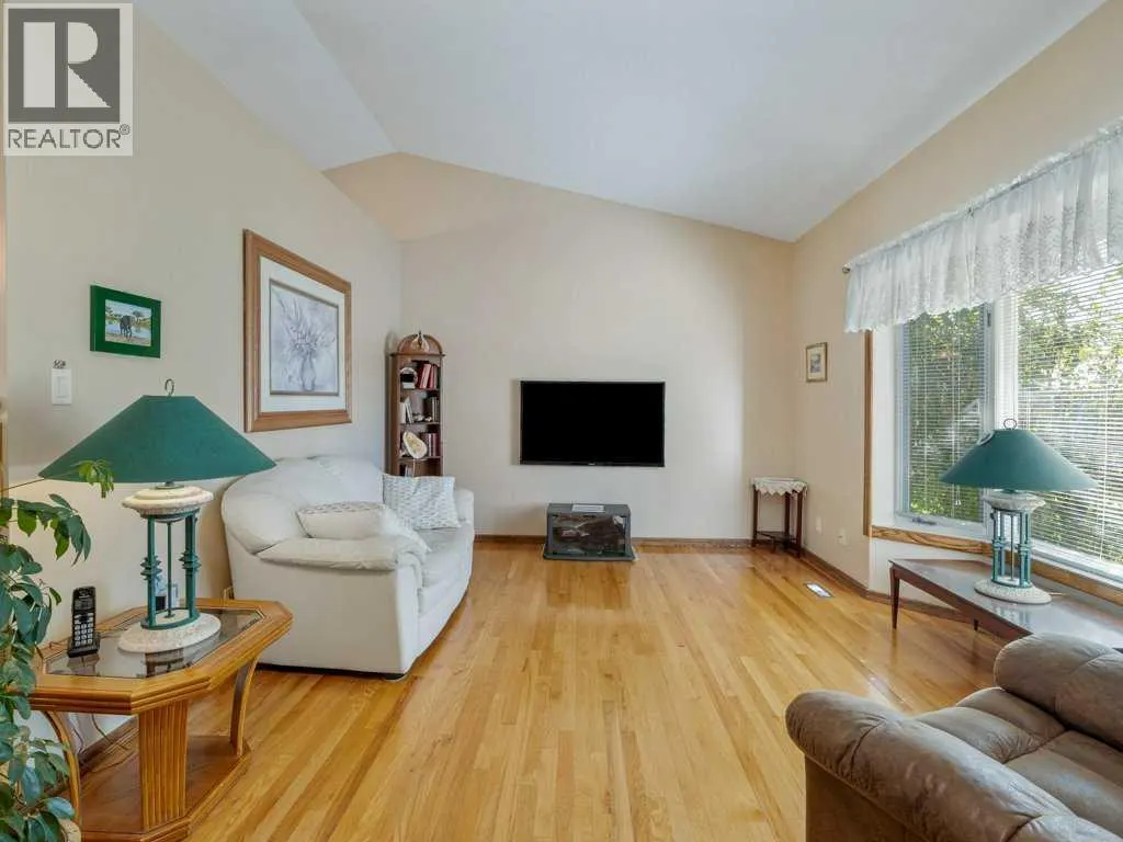 27 Erminerun Place N