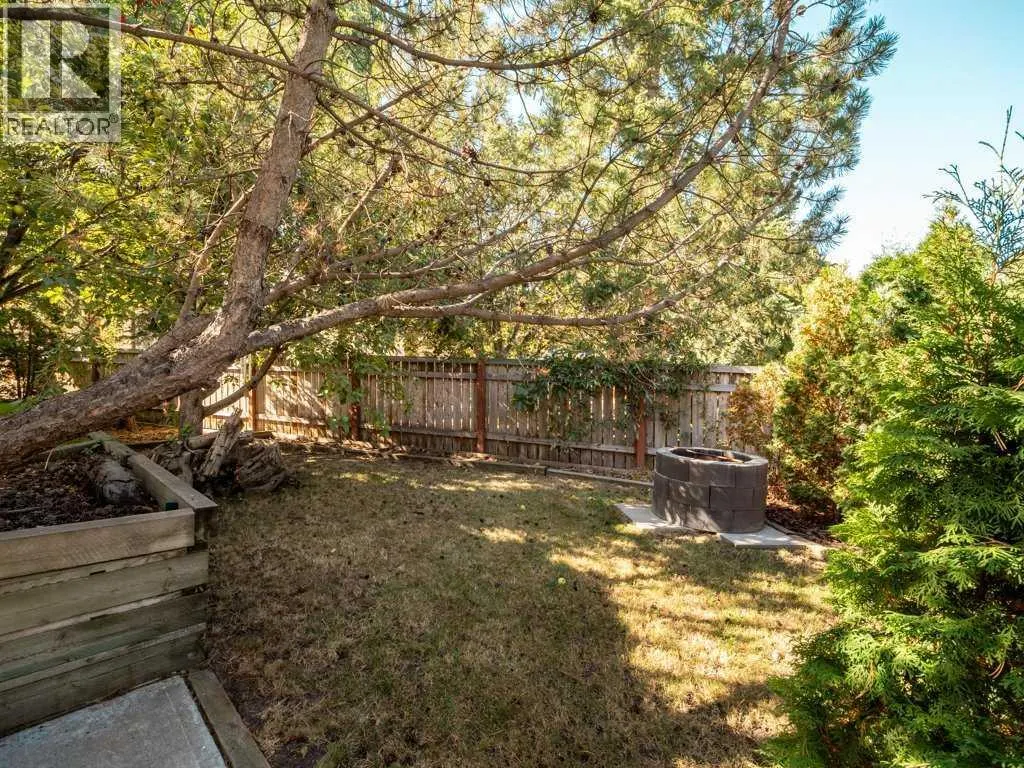 27 Erminerun Place N