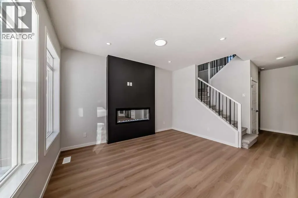 374 Corner Glen Way NE