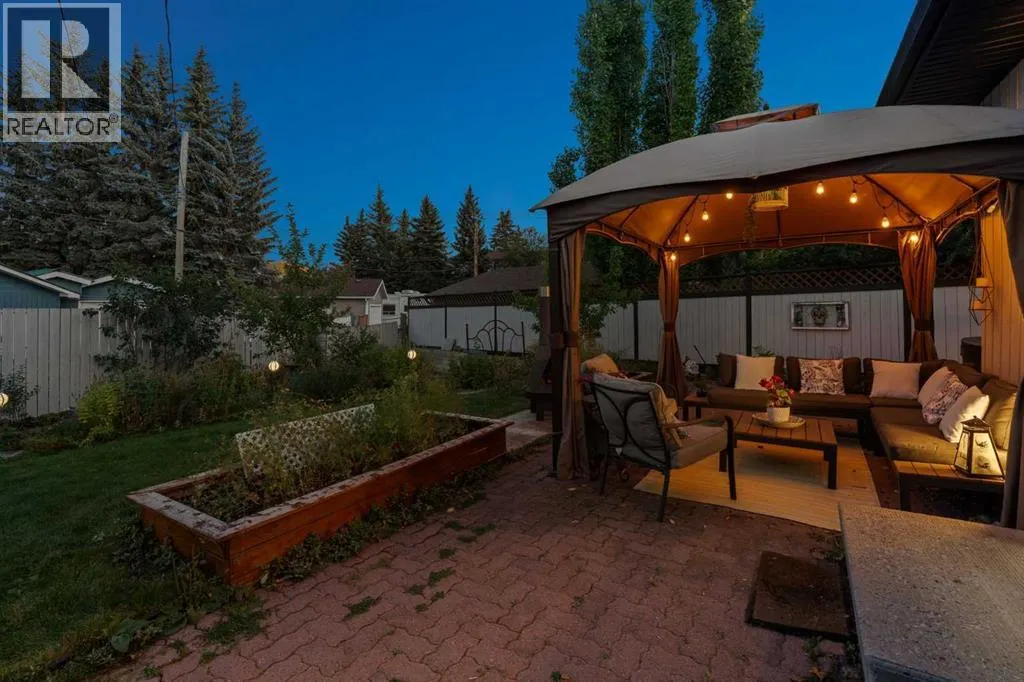 224 CEDARBRAE Crescent SW