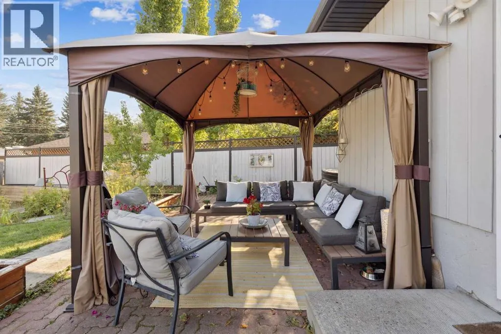 224 CEDARBRAE Crescent SW