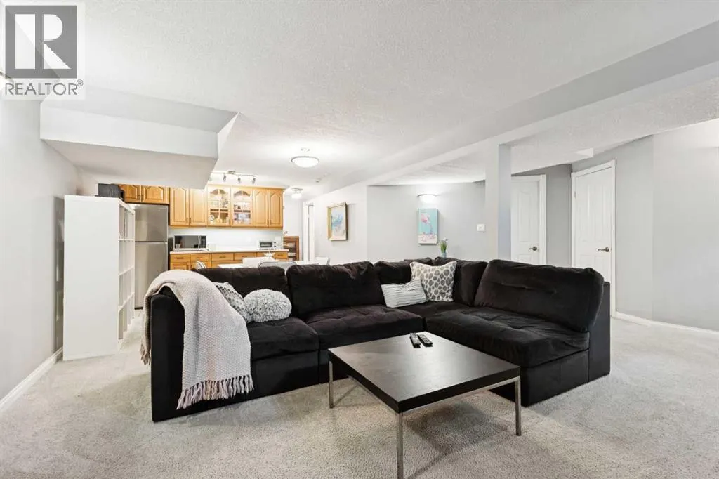 224 CEDARBRAE Crescent SW