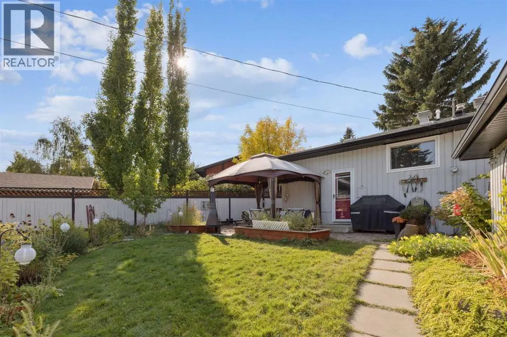 224 CEDARBRAE Crescent SW