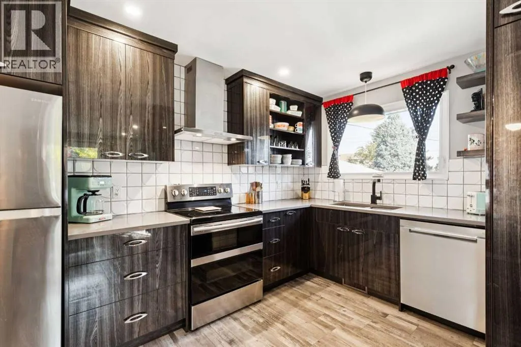 224 CEDARBRAE Crescent SW