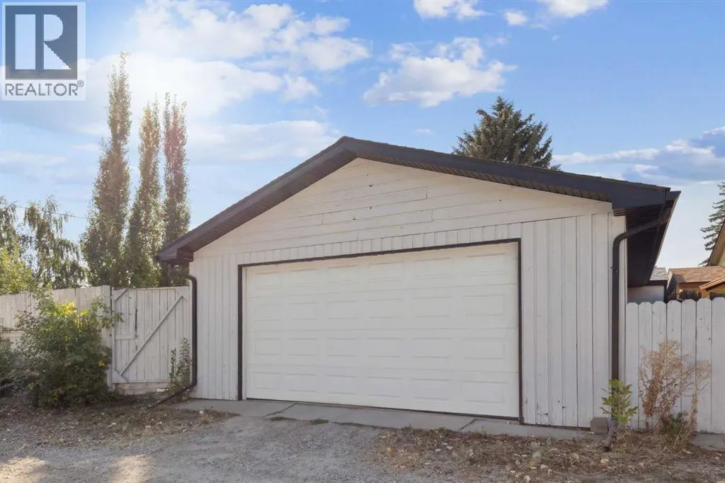 224 CEDARBRAE Crescent SW