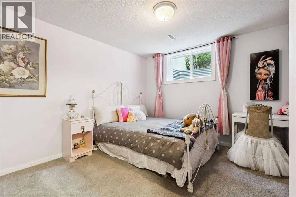 224 CEDARBRAE Crescent SW