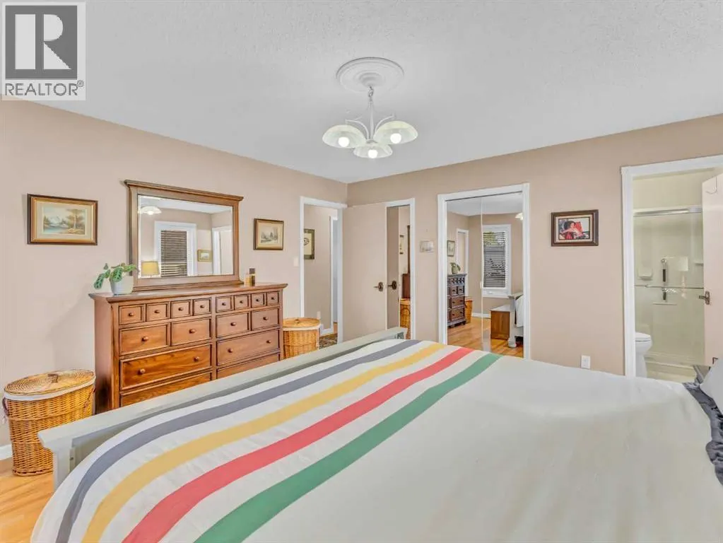 25 East Glen Crescent SE