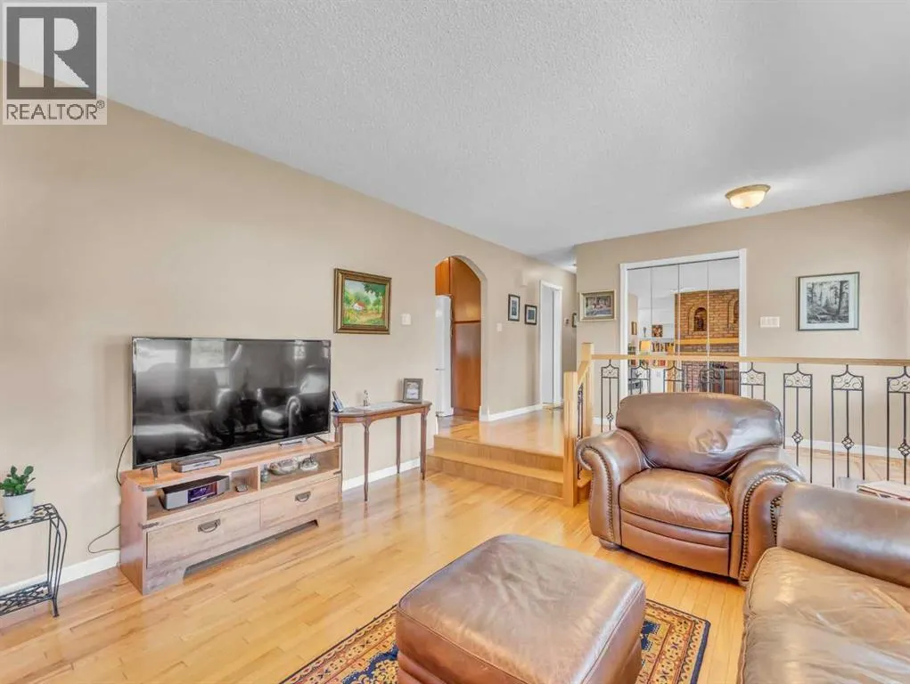 25 East Glen Crescent SE