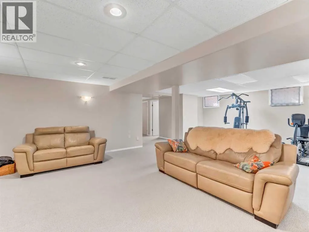25 East Glen Crescent SE