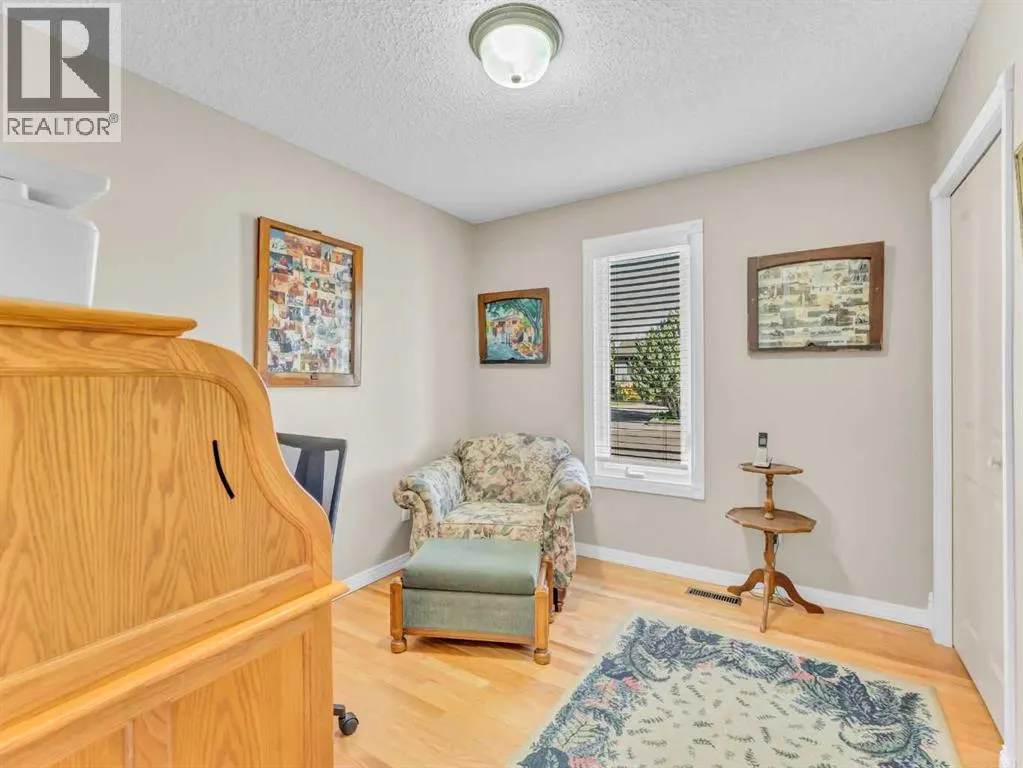 25 East Glen Crescent SE