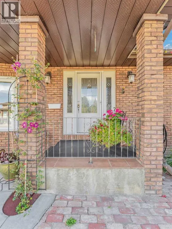 25 East Glen Crescent SE