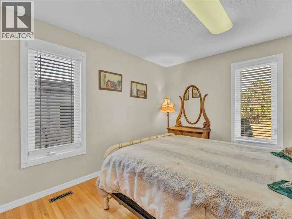 25 East Glen Crescent SE