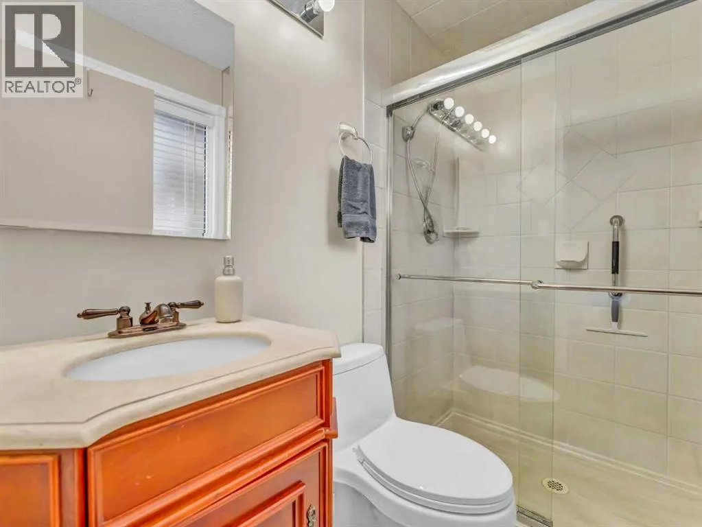 25 East Glen Crescent SE