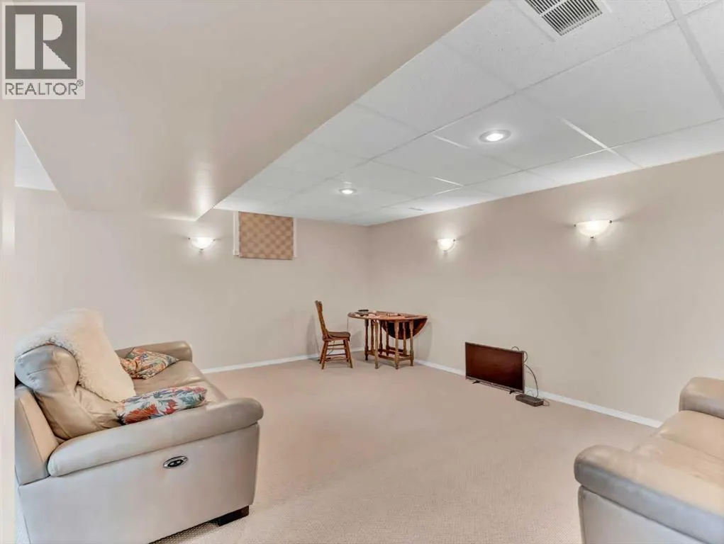 25 East Glen Crescent SE