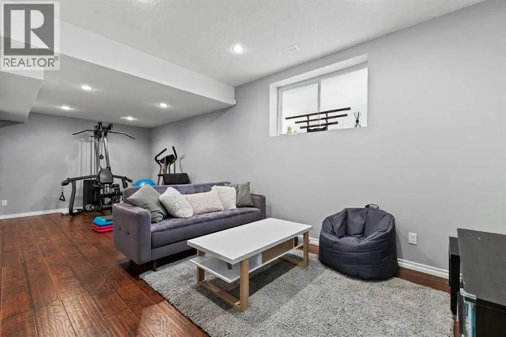 240 Evanspark Gardens NW