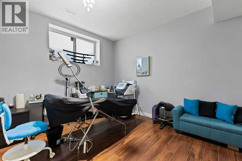 240 Evanspark Gardens NW