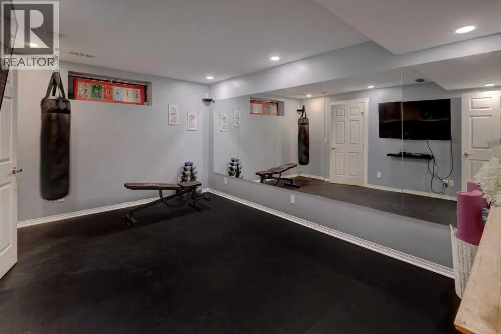 43 Canoe Square SW