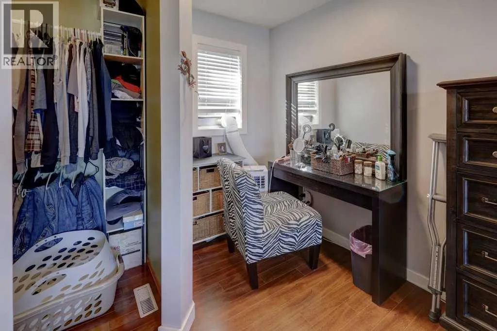 43 Canoe Square SW
