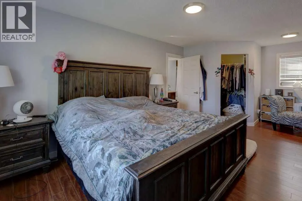 43 Canoe Square SW