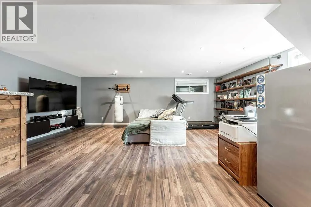 6 Redstone Mews NE