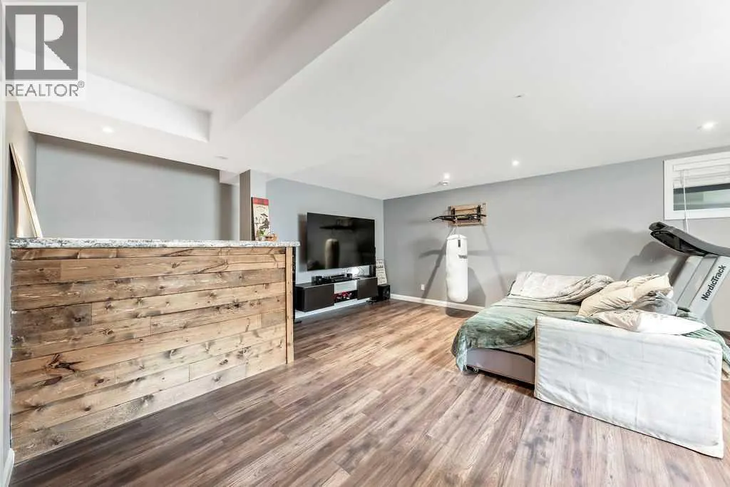 6 Redstone Mews NE