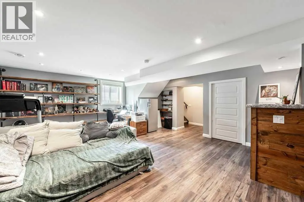 6 Redstone Mews NE