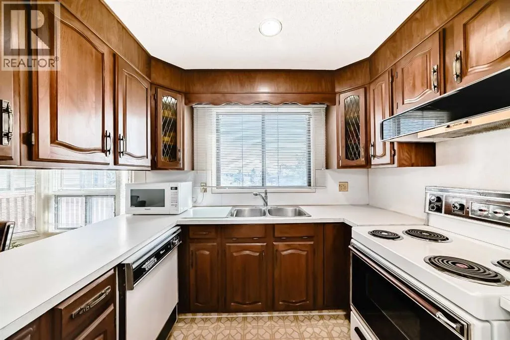 16 Edgeland Bay NW