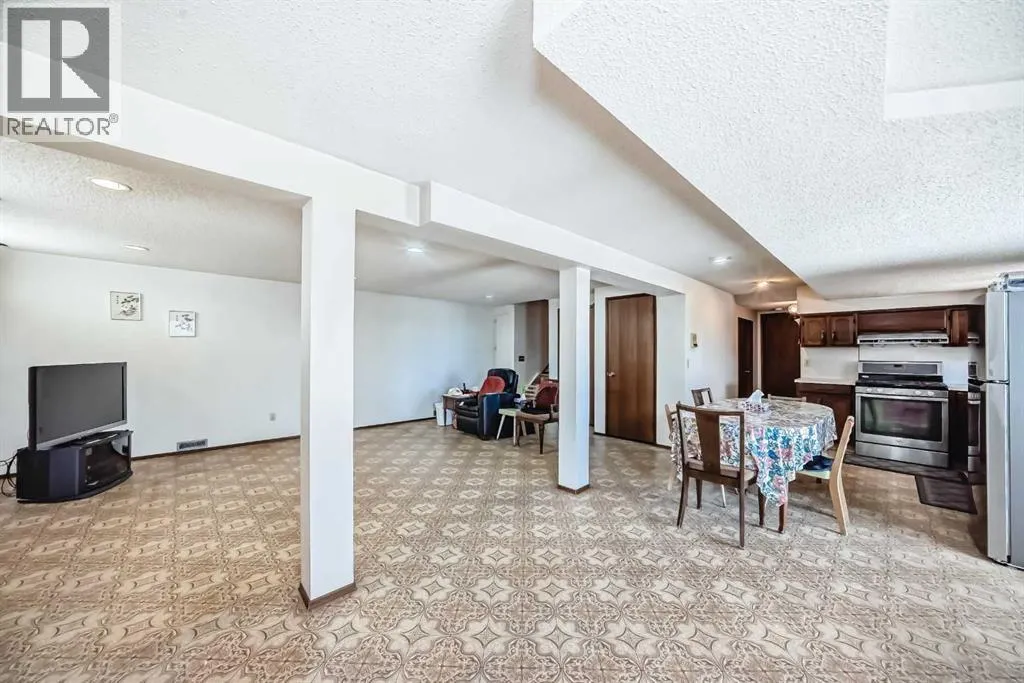 16 Edgeland Bay NW
