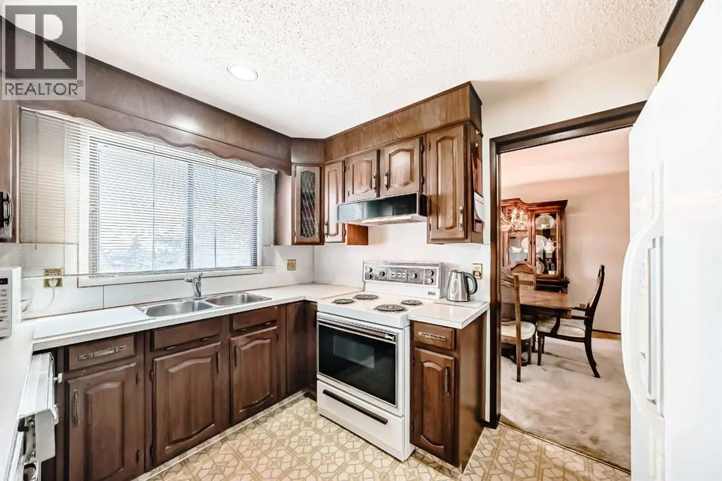 16 Edgeland Bay NW