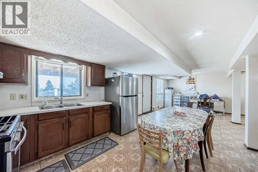 16 Edgeland Bay NW